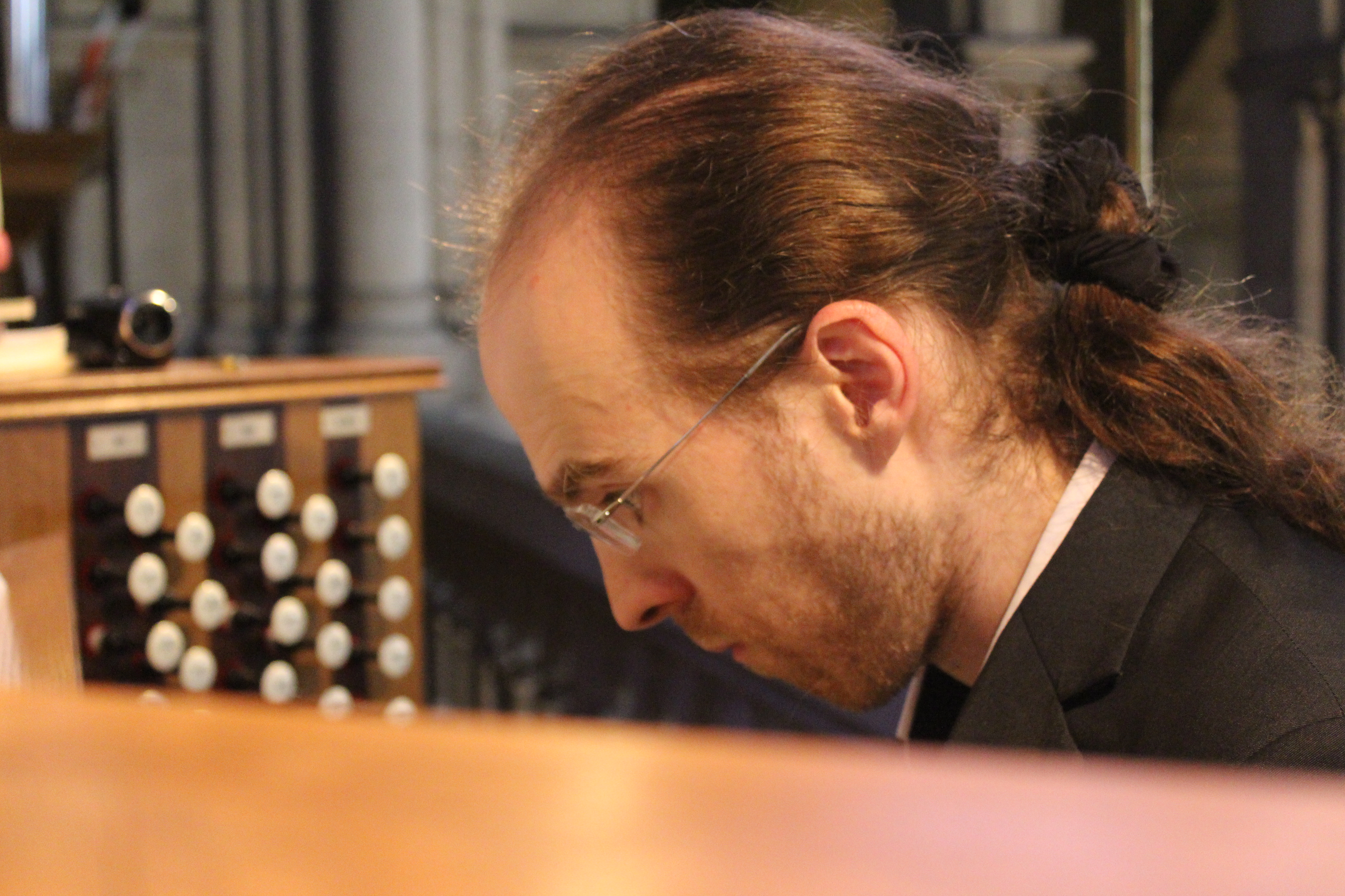 Bertrand Ferrier à l'orgue Dargassies (2004) de la basilique Notre Dame du Perpétuel Secours (75011). Photo : Josée Novicz.