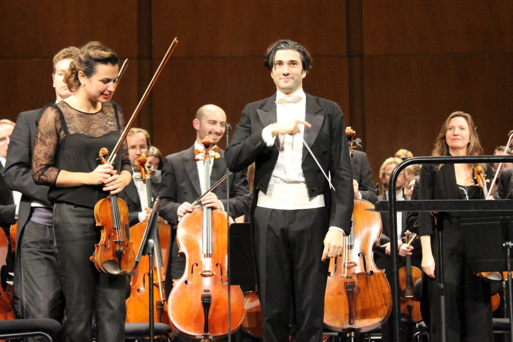 David Afkham et l'ONF, avec Sarah Nemtanu en violon solo. Photo : Josée Novicz.