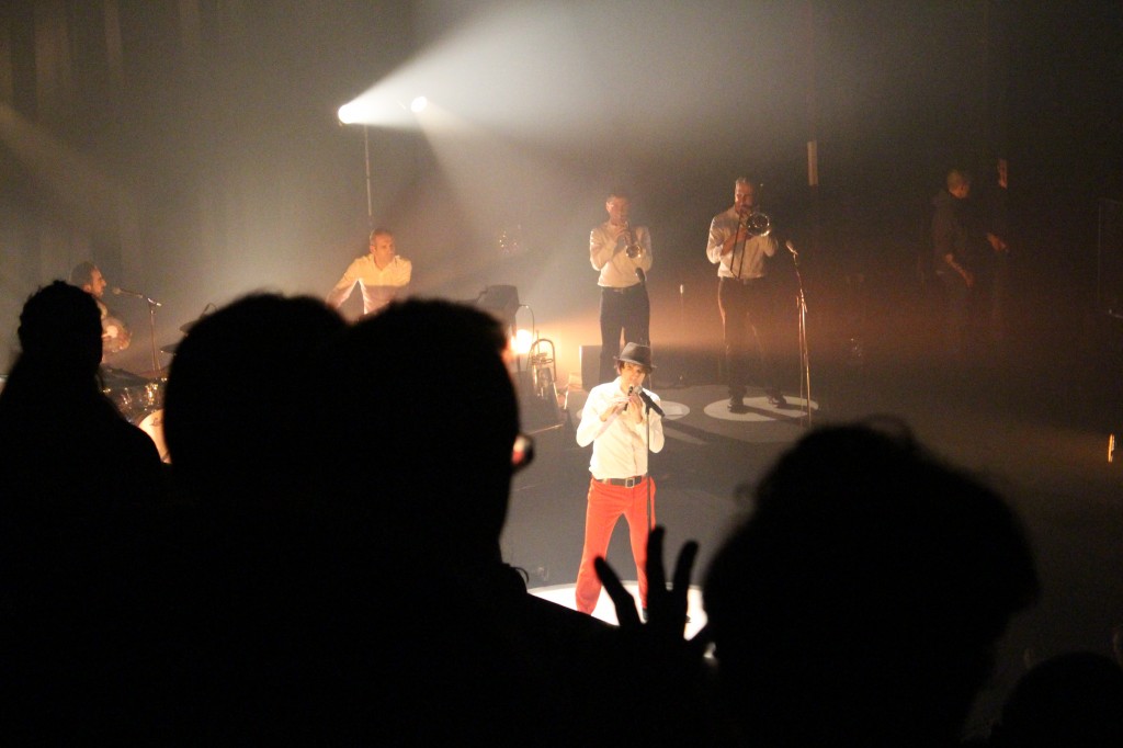 Thomas Fersen au pipeau. Photo : Josée Novicz.