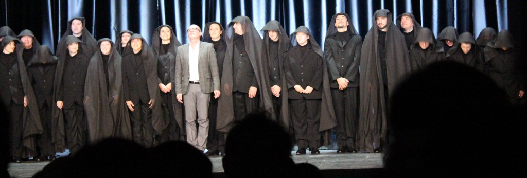 Les choeurs de "Manfred". Photo : Josée Novicz.