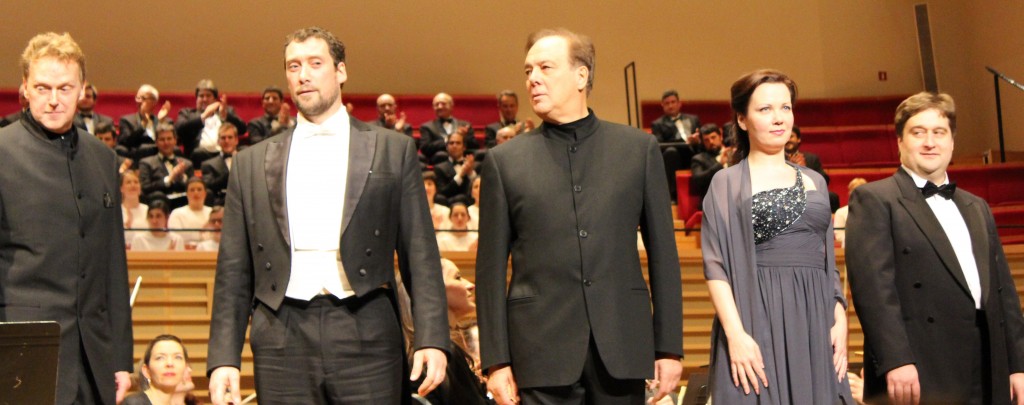 "Boris Godounov" à Pleyel. John Graham-Hall (Chouïsky), Ain Anger (Pimène), Ferrucio Furlanetto (Boris), Anastasi Kalagina (Xénia) et Marian Talaba (Grigori). Photo : Josée Novicz.