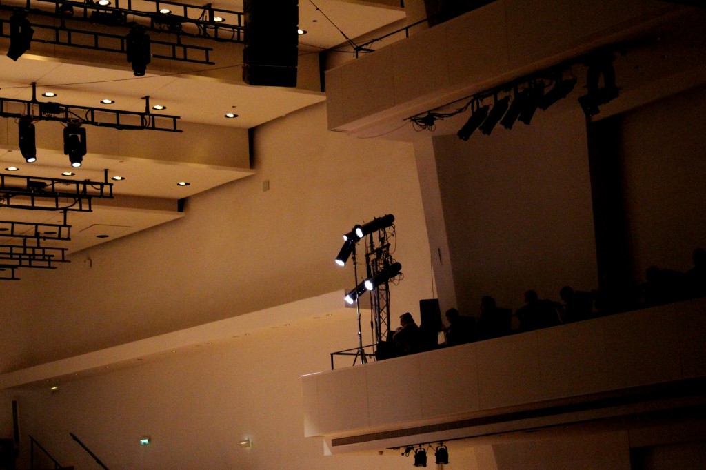 La salle Pleyel sous les projecteurs des capteurs de concert. Photo : Josée Novicz.