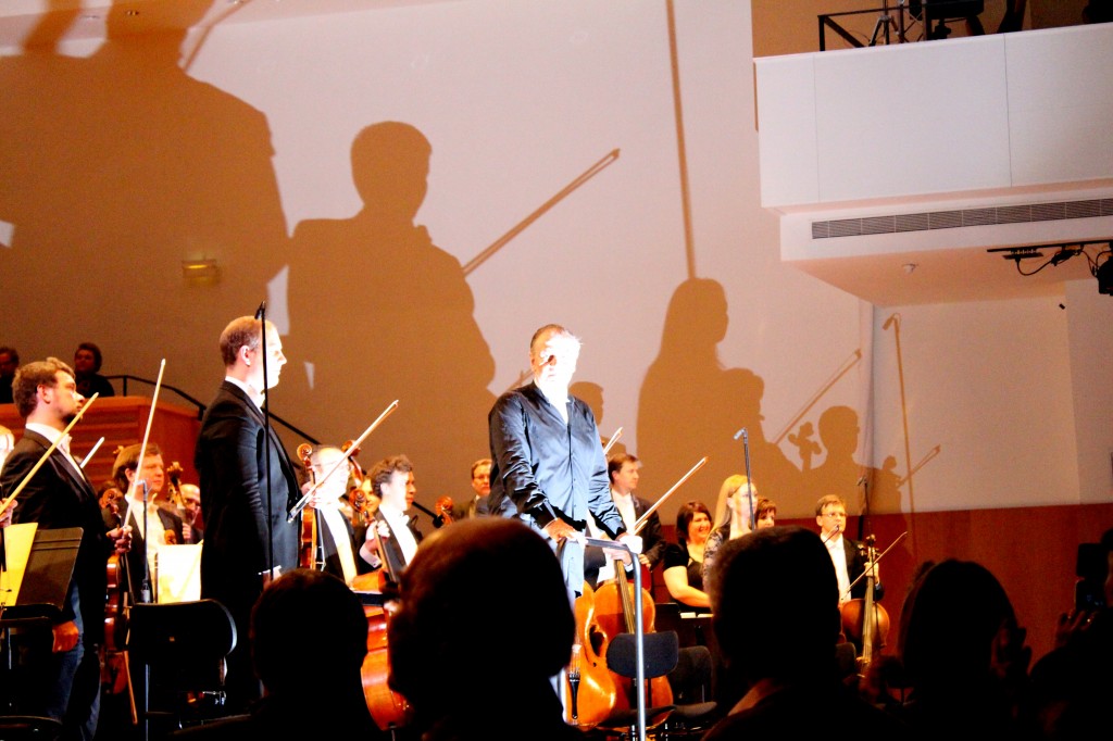 Gergiev et le Mariisnky jouent Chostakovitch. Une superbe photo de Josée Novicz.