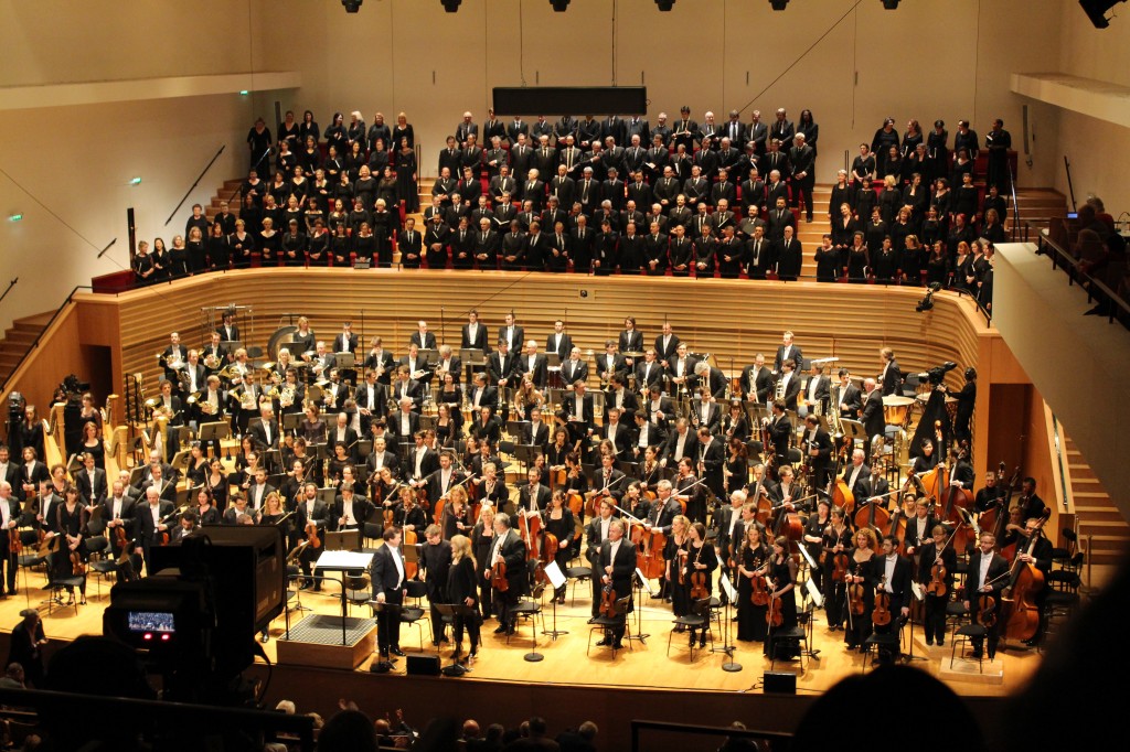 Salle Pleyel, 14 mars 2014. L'effectif de fou exigé par les "Gurrelieder" est ici photographié par Josée Novicz.