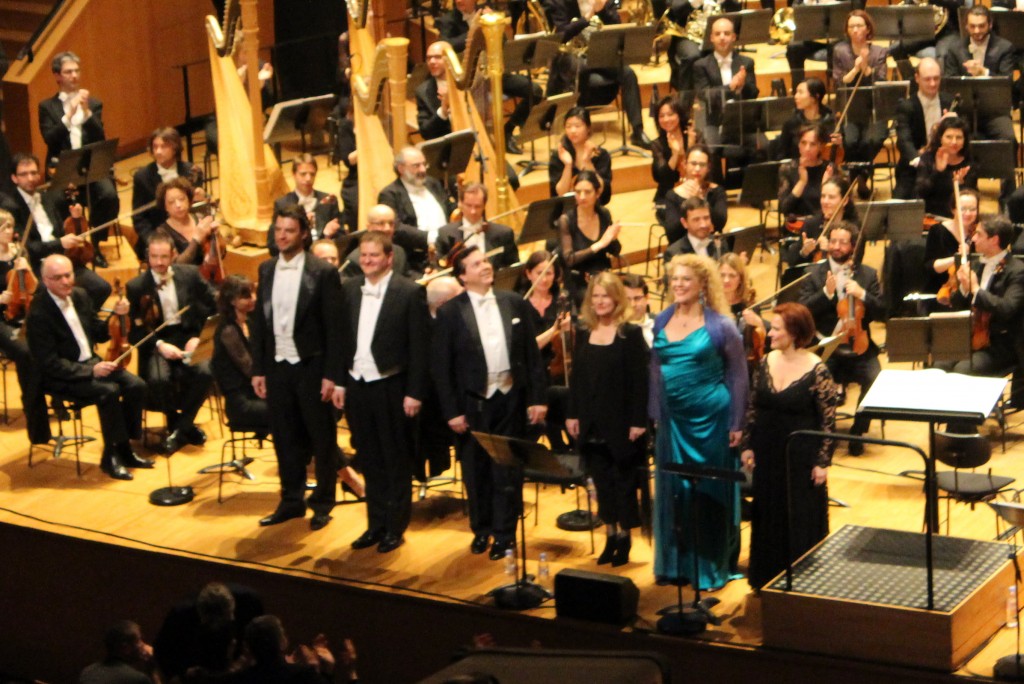 Devant l'orchestre, on aperçoit Gabor Bretz, Wolfgang Ablinger-Sperrhacke, Robert Dean Smith, Barbara Sukowa, Michelle De Young et Katarina Dalayman. Photo : Josée Novicz.