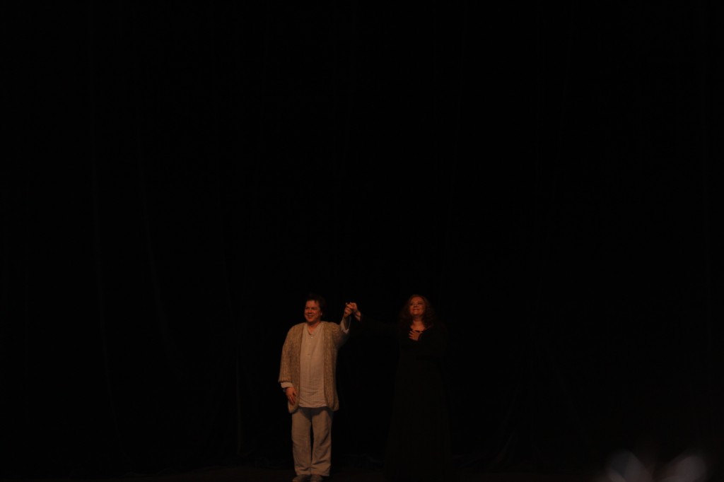 Tristan (Robert Dean Smith) et Isolde (Violeta Urmana) dans l'immensité de Bastille. Photo : Josée Novicz.