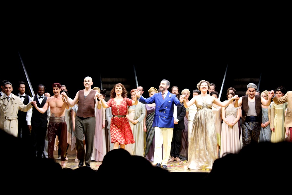 De gauche à droite : Thierry Vu Huu (le Cadi), Vianney Guyonnet (Kandgyar), François Rougier (Cassim), Sophie Marin-Degor (Morgiane), Tassis Christoyannis (Ali Baba), Christianne Belanger (Zobéide) et Philippe Talbot (Zizi). Photo : Josée Novicz. 