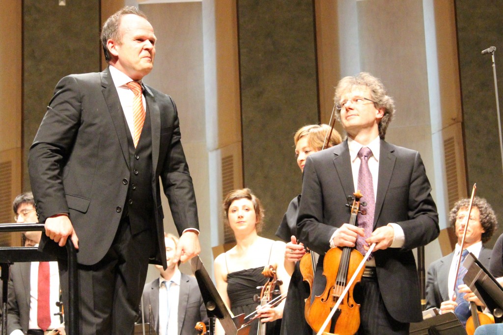 Au premier plan, François-Xavier Roth et Martial Gauthier. (Photo : Josée Novicz)