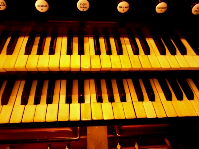 L'orgue de salon dit "Cavaillé-Coll" de l'église Sainte-Marie-Mdeleine (Domont, 95).
