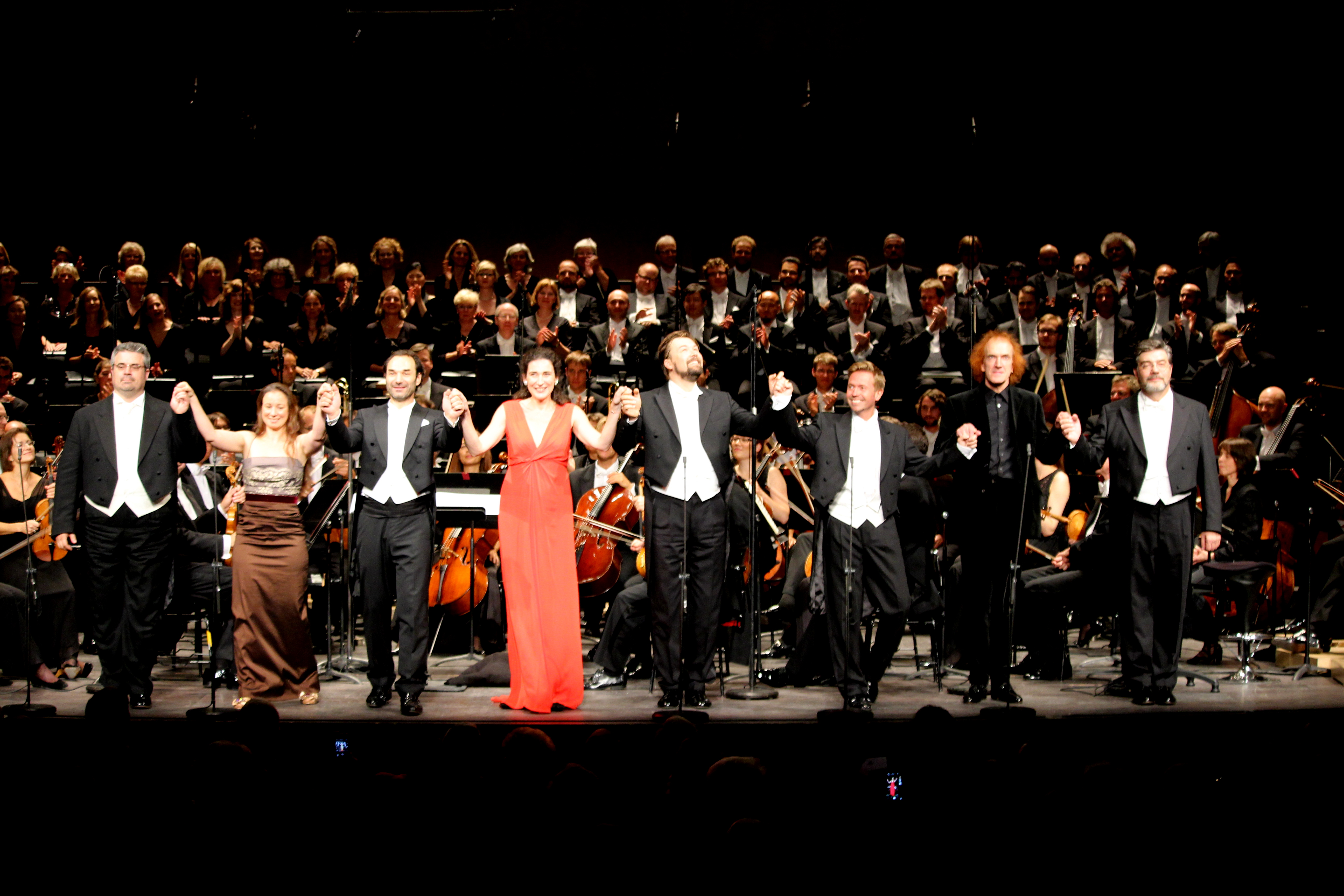 De gauche à droite : Yorck Felix Speer (Kouno), Christina Landshamer (Annette), Véronique Gens (Agathe), Dimitry Ivashchenko (Gaspard), Miljenko Turk (Ottokar), le consternant Graham F. Valentine (récitant) et Franz Josef Selig (l'Ermite). Photo : Bertrand Ferrier.