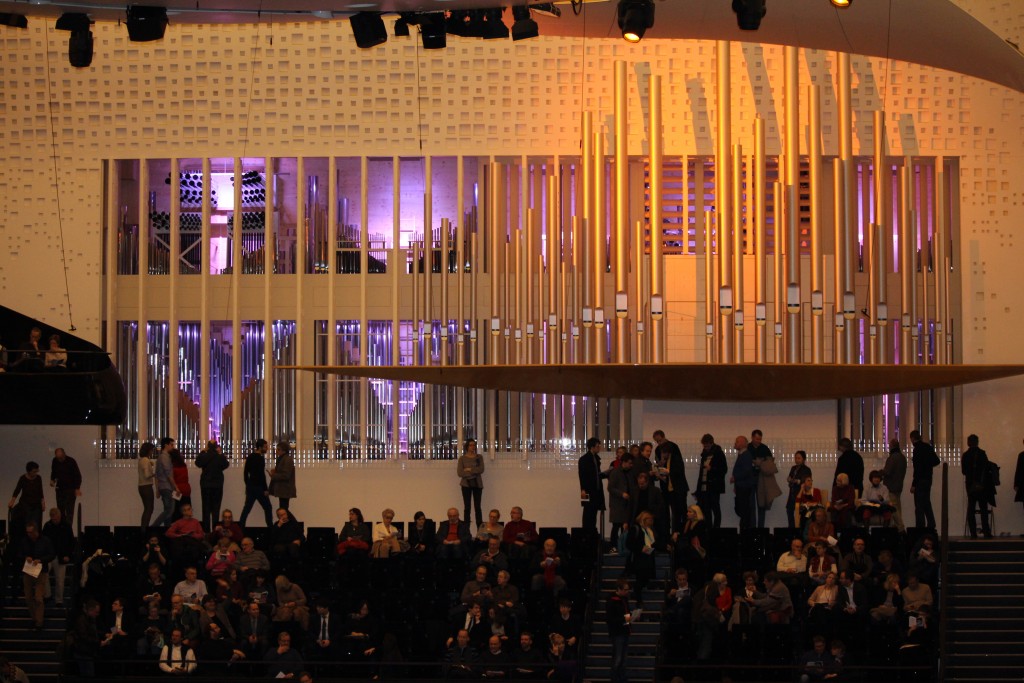 Les jalousies rétroéclairées de l'orgue de la Philharmonie, juste avant le début de l'inauguration.