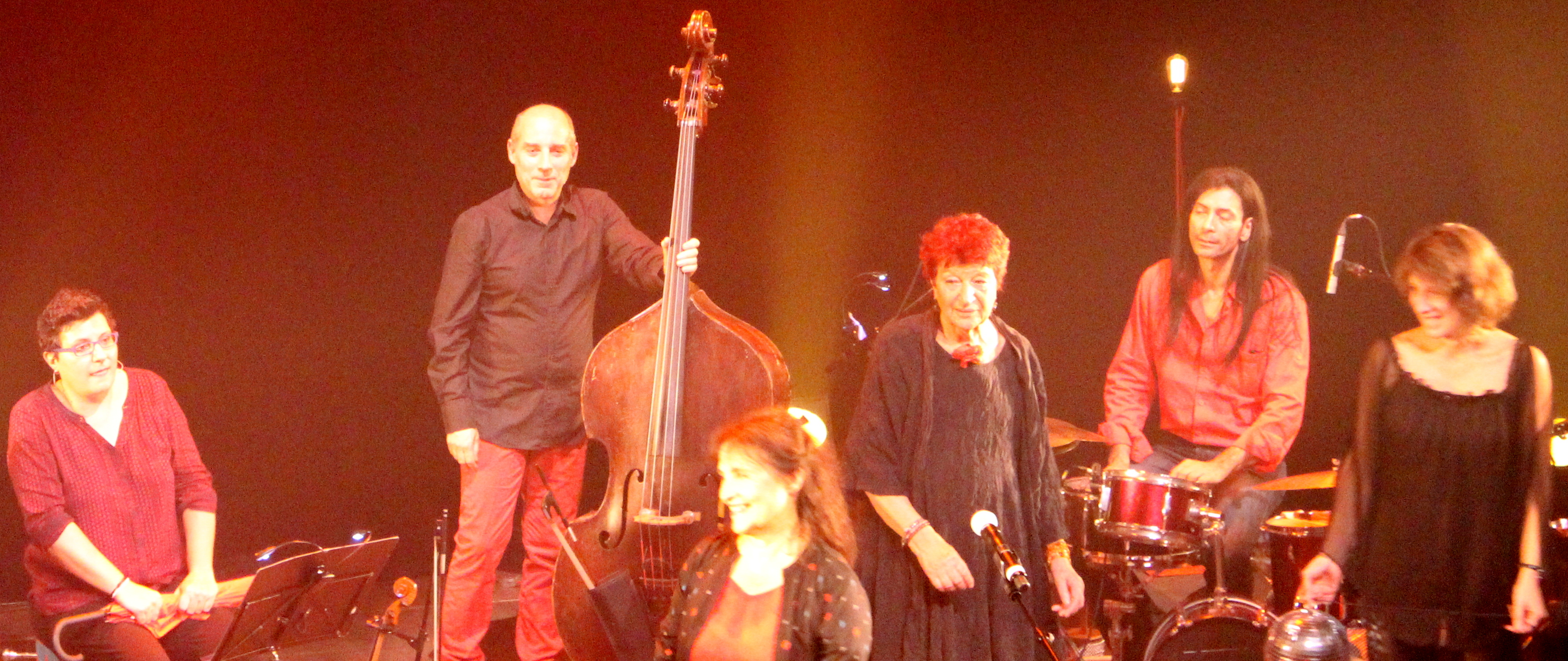 Sandrine de Rosa, Pascal Berne, Michèle Bernard, Anne Sylvestre, Pow Wow Man, Elsa Gelly avec boule à facettes (photo : Rozenn Douerin)