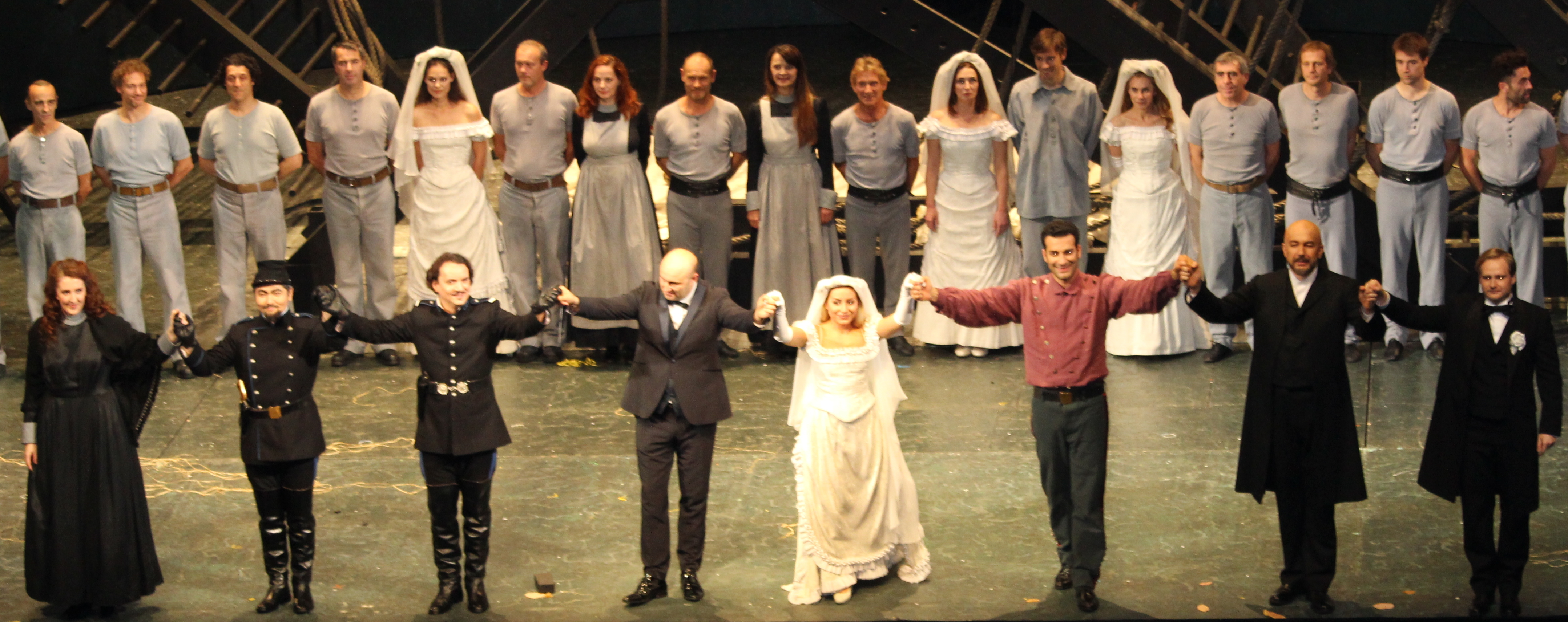 Gemma Nί Bhriain (Alisa), Yu Shao (Normanno), Artur Ruciήski (Enrico); Riccardo Frizza (el jefe), Nina Minasyan (Lucia); Rame Lahaj (Edgardo), Rafal Siwek (Raimondo), Oleksiy Pachlykov (Arturo)